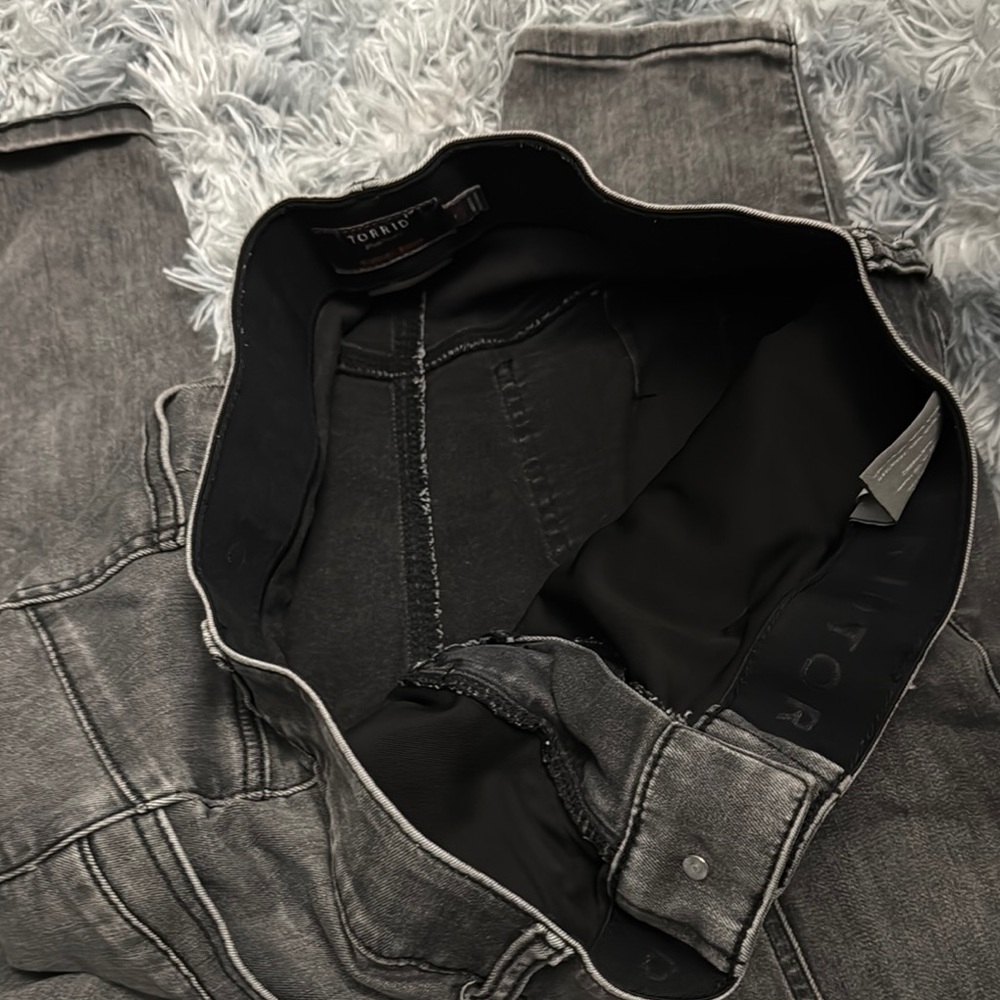 Torrid Gray Skinny Jeans with Distressed Look - Picture 4 of 7